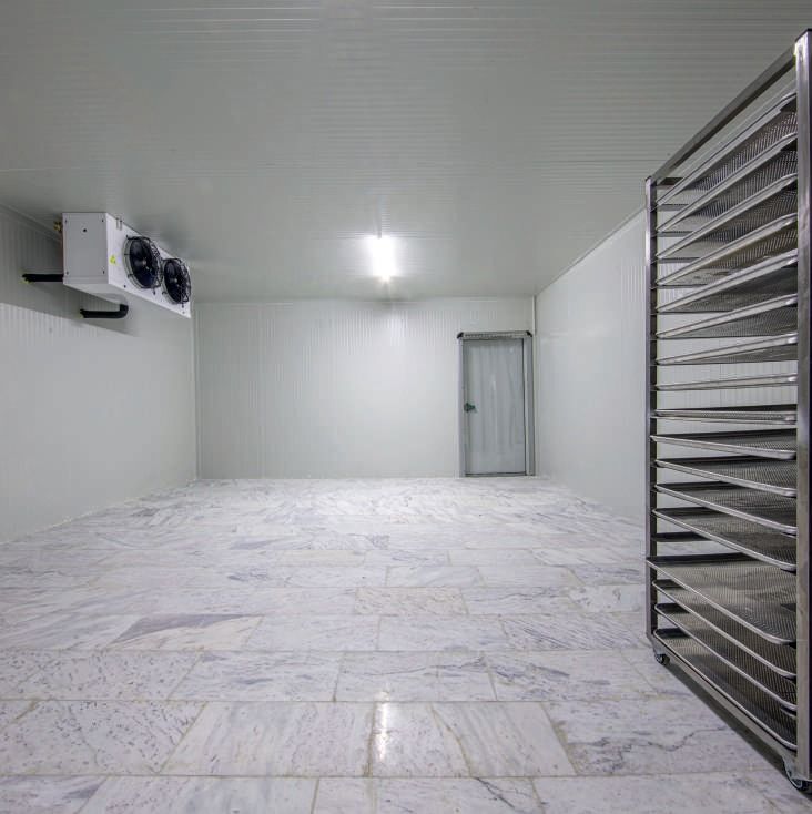 Chambre froide équipée de rayonnages