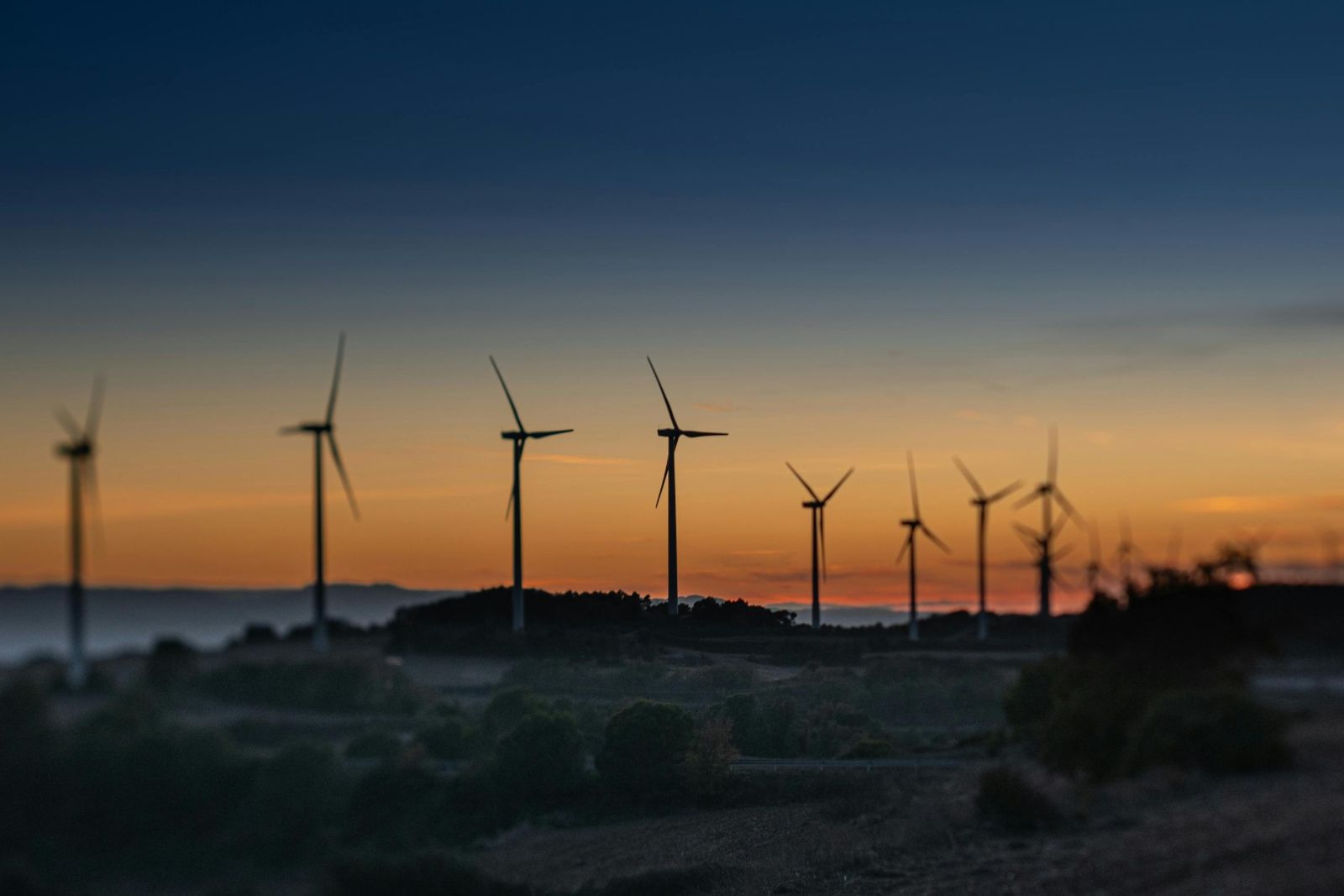 Éoliennes au coucher du soleil