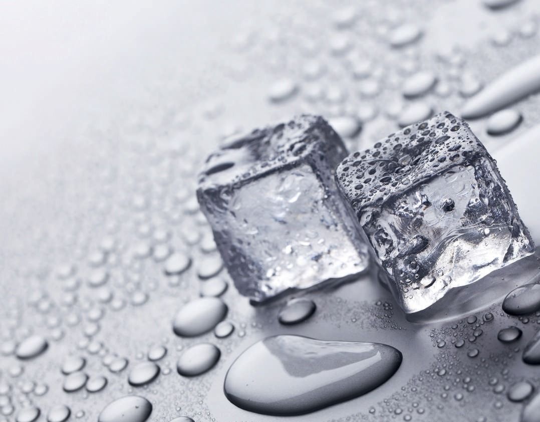 Glaçon et gouttelettes de condensation